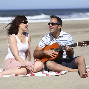 Gitarre spielen am Strand